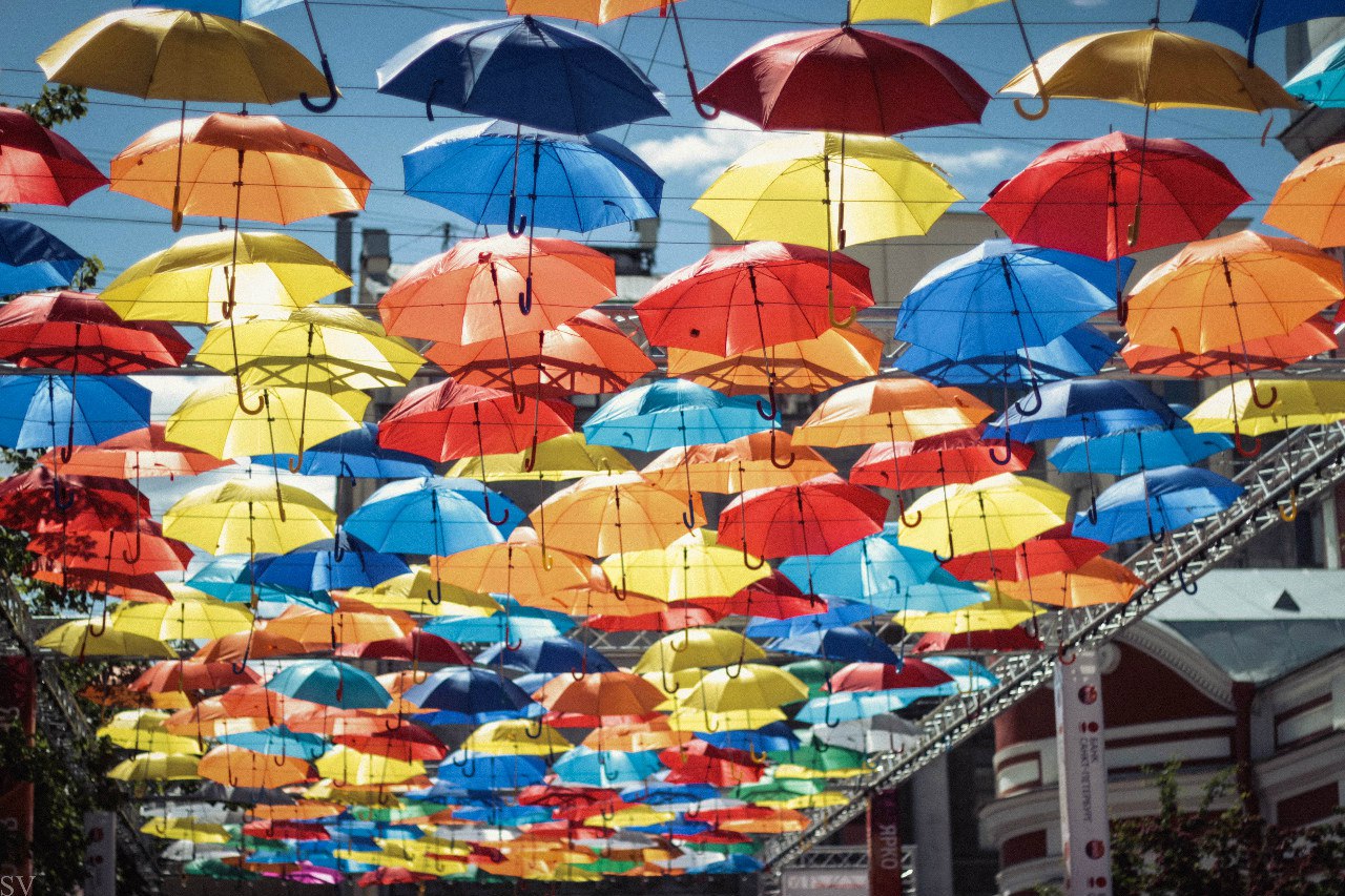 Аллея парящих зонтиков в Санкт-Петербурге 2017